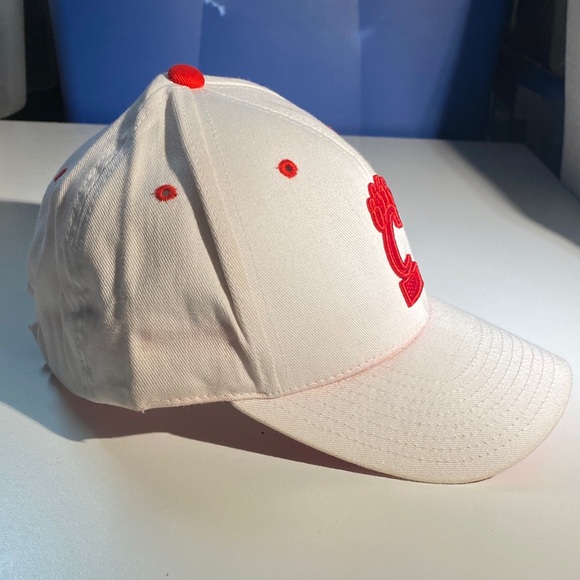 Cincinnati Bearcats NCAA Paw logo Colosseum White & Red Men’s Adjustable Hat Cap - Picture 2 of 5